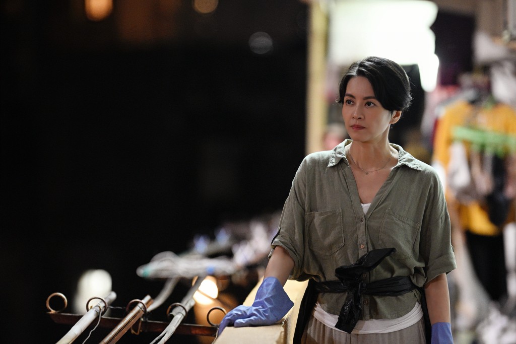 梁詠琪拍攝時體驗倒垃圾工的辛苦。