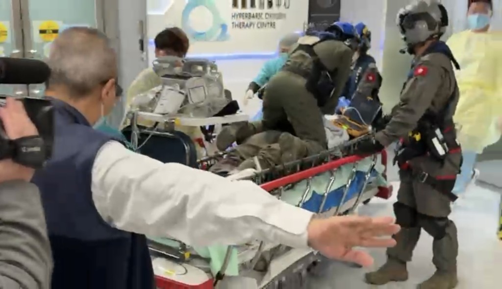 人員替男子進行心肺復甦法急救。 人員替男子進行心肺復甦法急救。