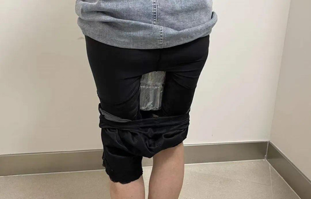 澳门海关人员查获有人将走私物品收藏于大腿之间。（澳门日报图片）