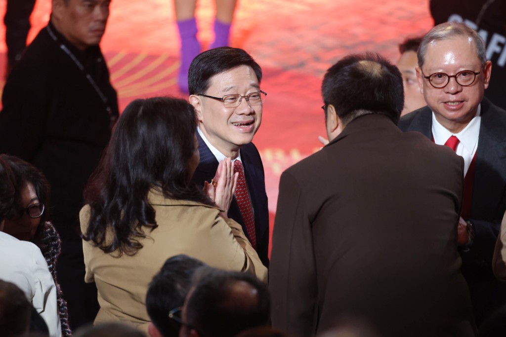 李家超伉儷到場。