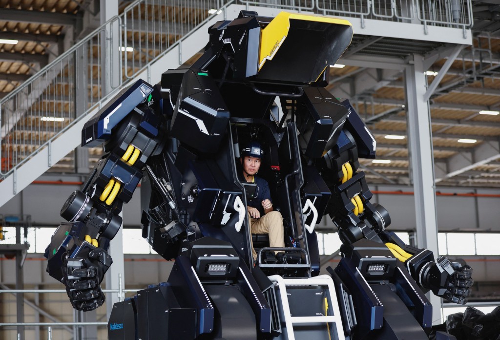 驾驶员可在机器人躯体内部用摇杆操作手臂和手掌。路透社