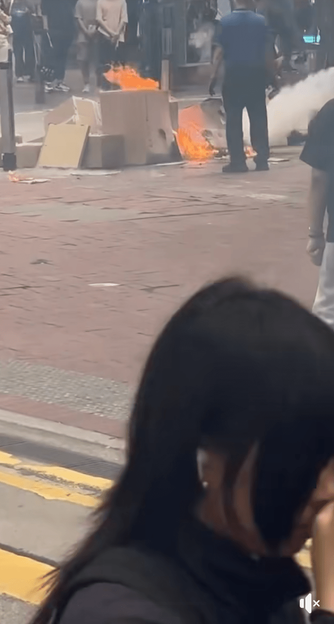 網上流傳片段顯示，事發時火勢蔓延迅速，街道瞬間被煙霧壟罩，不少市民需捂住口鼻急步離開現場。fb「車cam L（香港群組）」