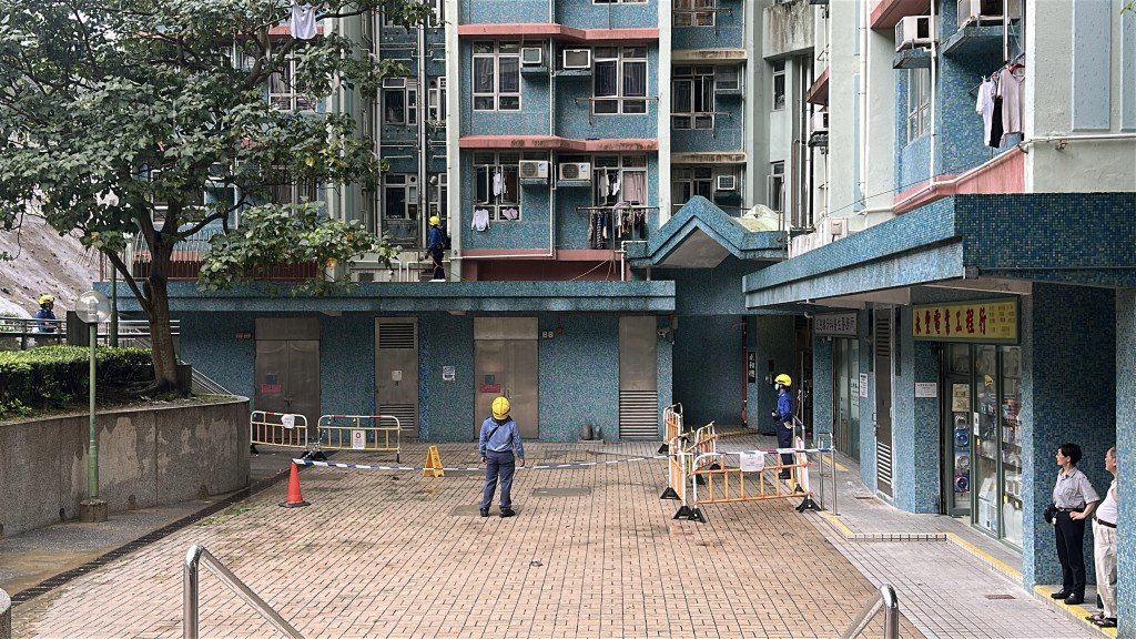女子墮樓當場死亡。 女子墮樓當場死亡。