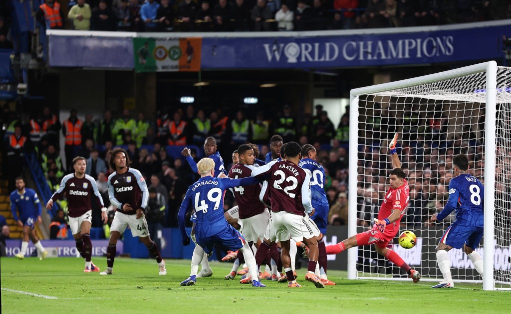 皮球弹中祖奥柏度的脚，再入维拉大门。路透社