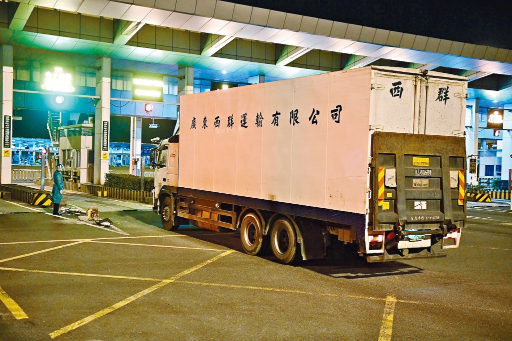 海關在深圳灣口岸發現懷疑步槍及子彈。