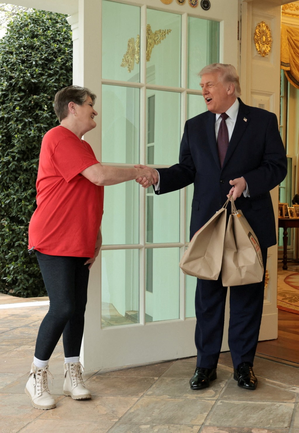 特朗普與外賣員握手致謝。路透社