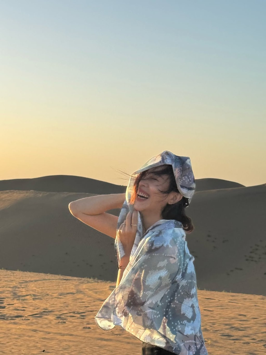 蔡少芬53歲生日於沙漠影美照。 蔡少芬53歲生日於沙漠影美照。