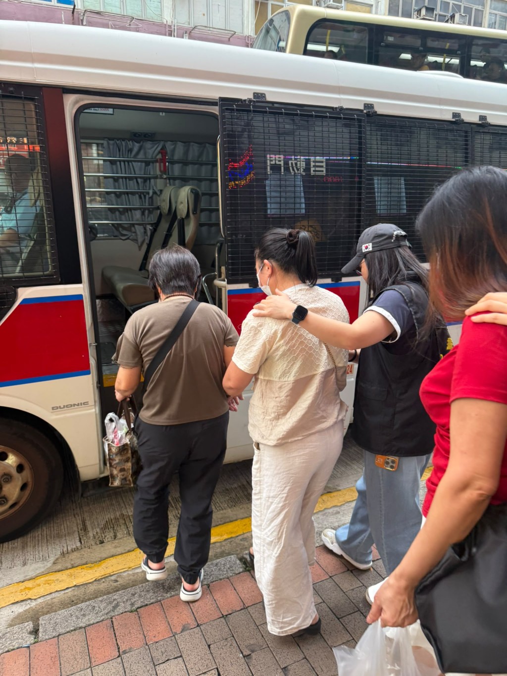 警方共拘捕9名男女。警方提供