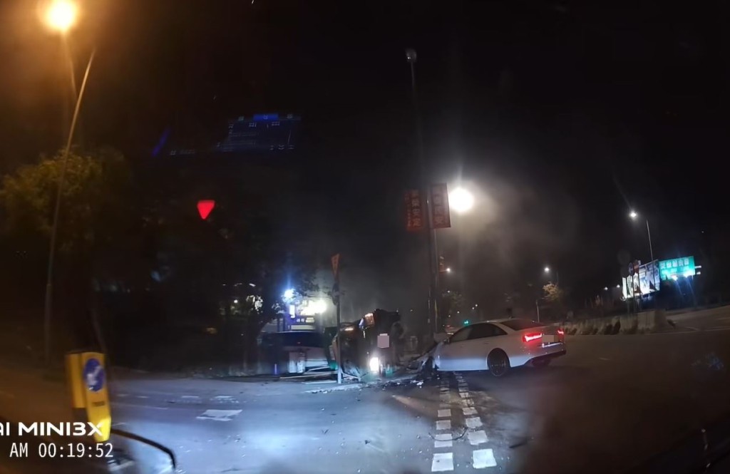 尾隨駛至的車輛司機見發生如此嚴重的車禍，不禁譁然。fb車cam L（香港群組）影片截圖