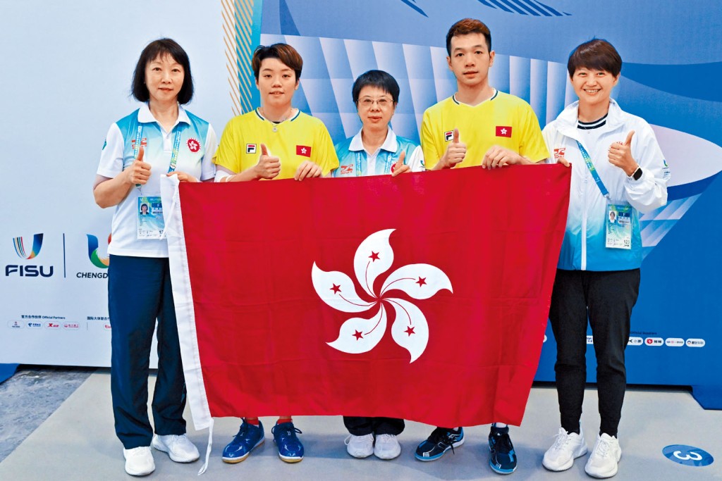 何钧杰（右二）及杜凯琹（左二）在混双替港队再添一面铜牌。