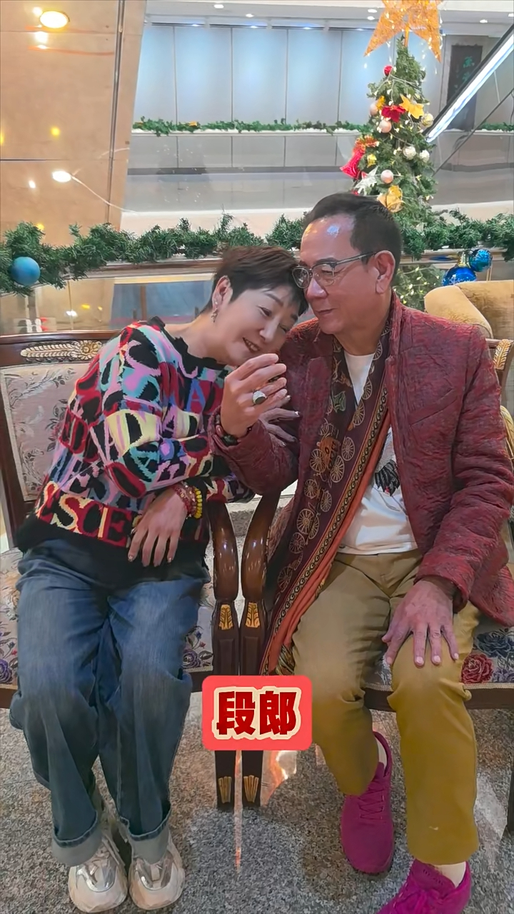 潘志文曾與雪梨合體拍片，當時雪梨的裝束與打包影片所穿一樣。
