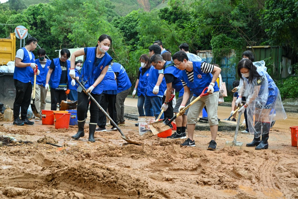 公務員到北區羅湖道，協助清理路上水窪和泥濘。陳國基FB圖片