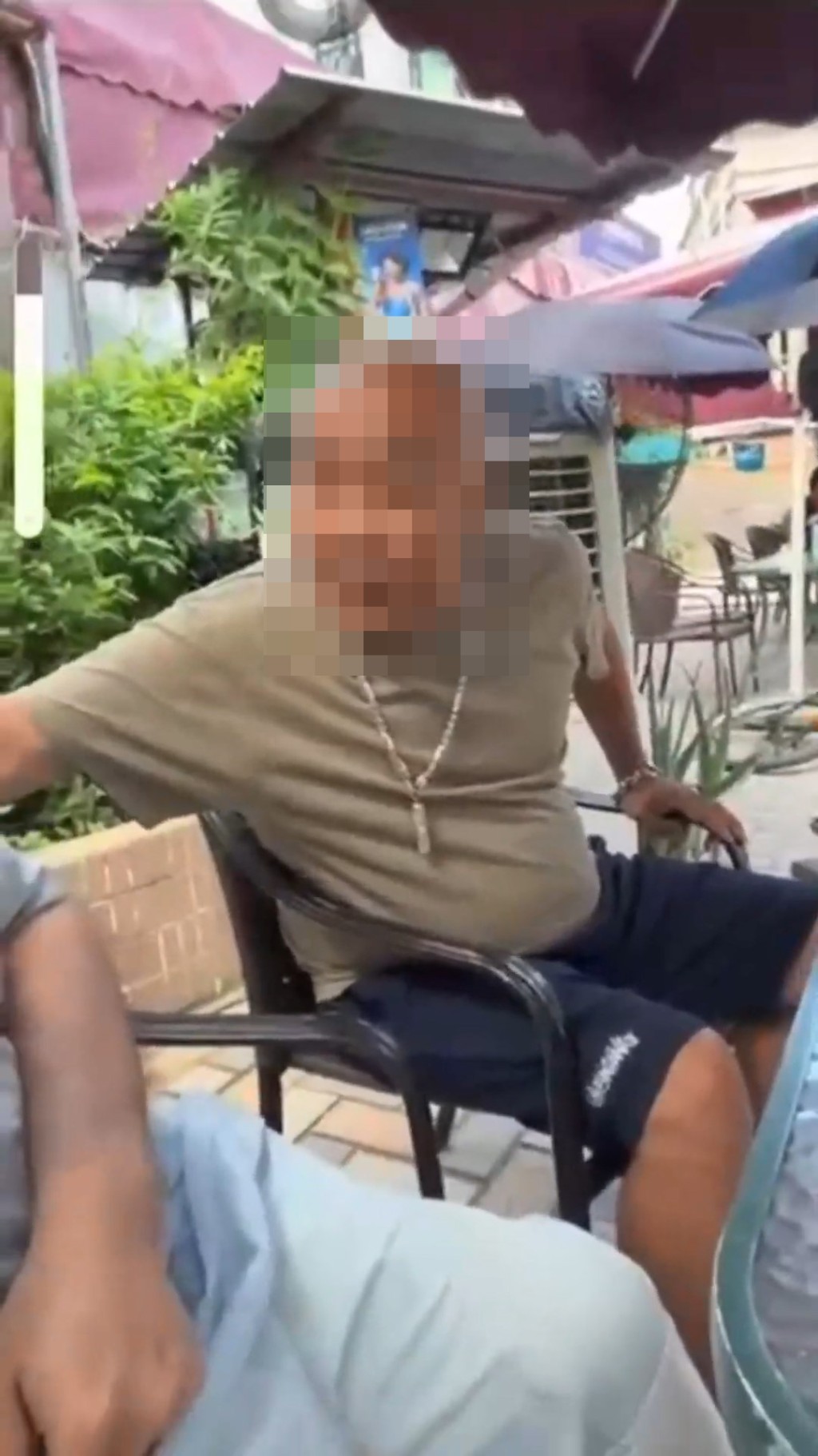 一名光頭男子走近,並多次質問:「嚇X我老婆呀?」。「最快新聞」@YouTube 一名光頭男子走近,並多次質問:「嚇X我老婆呀?」。「最快新聞」@YouTube