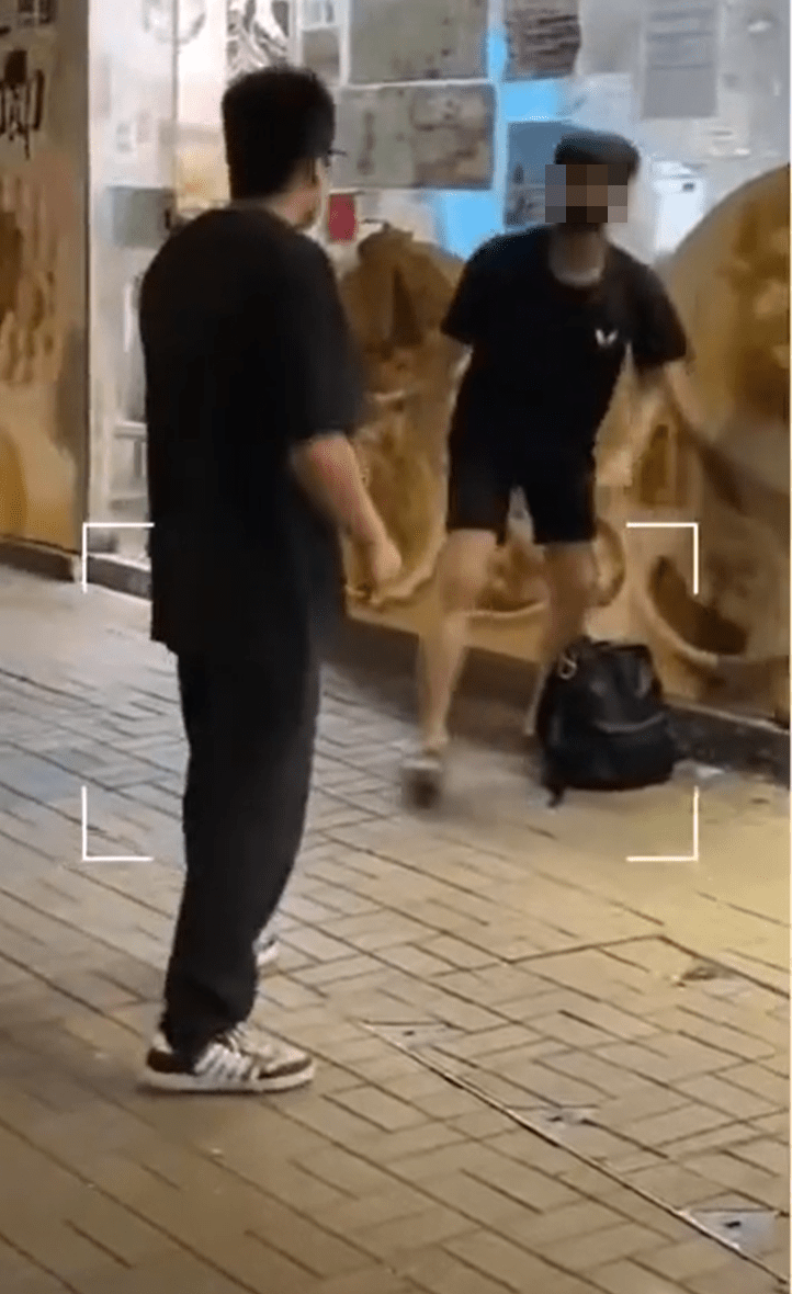 短裤男放下背囊迎战。fb：香港突发事故报料区