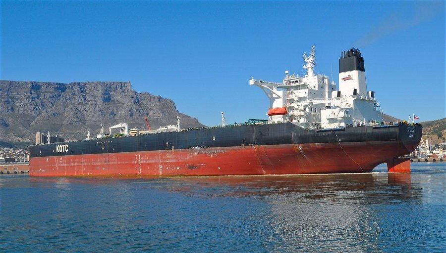 遇袭的科威特油轮「萨尔米号」。X@OSINTWarfare 遇袭的科威特油轮「萨尔米号」。X@OSINTWarfare