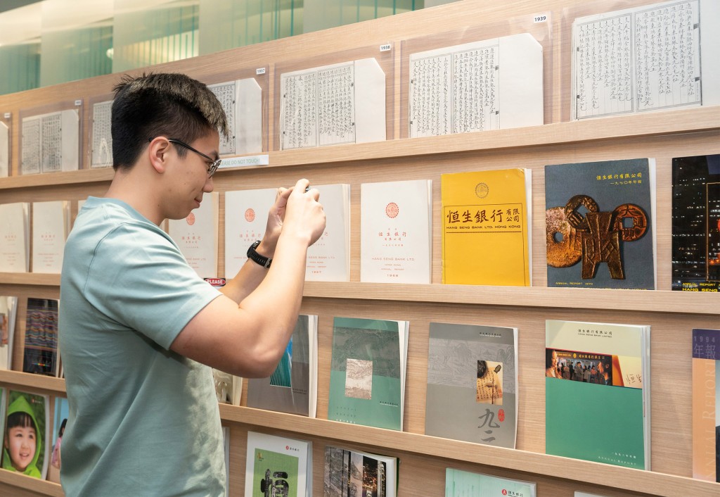恒生总行展出一系列珍贵的照片和文物，以珍贵藏品细说恒生与香港一起成长的岁月。