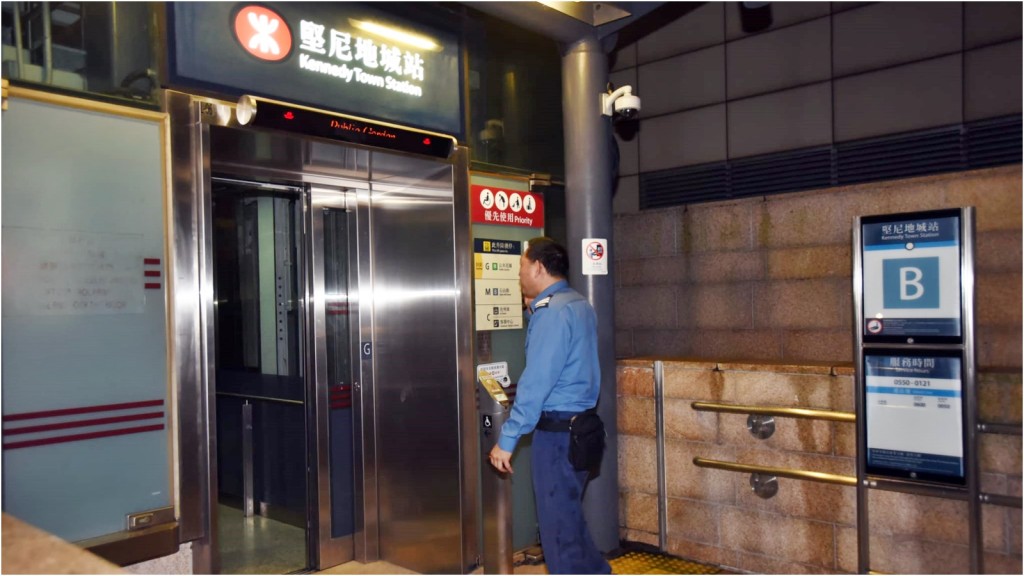 消防員到場拯救。