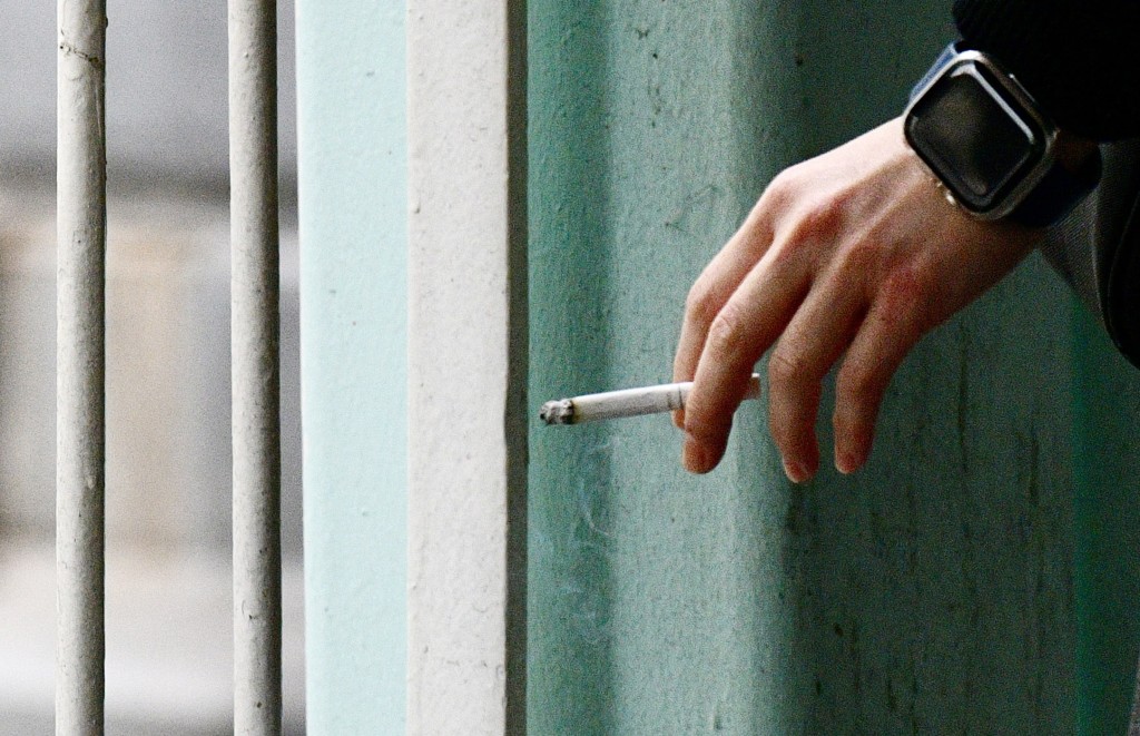目前煙草稅率佔香煙零售價約64%，低於世界衛生組織建議的75%。盧江球攝