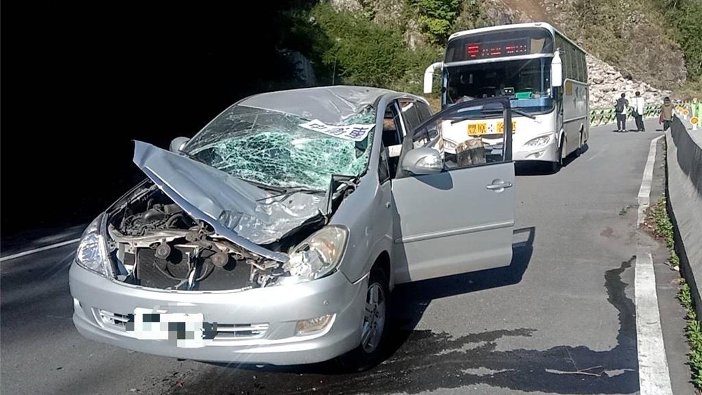 花蓮地震，蘇花公路上多車受損。