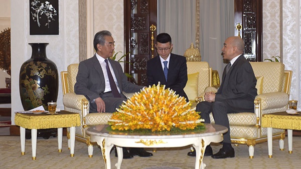 王毅與柬埔寨國王西哈莫尼會晤。外交部圖片