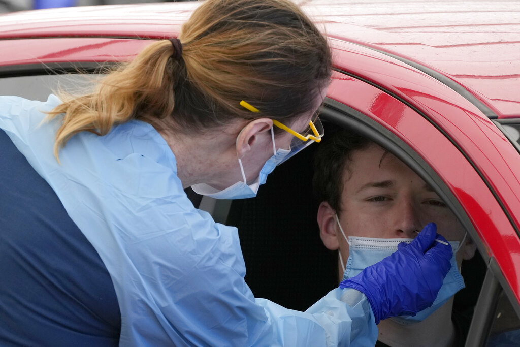 大量雪梨民眾駕車前往接受新冠病毒檢測。AP圖片