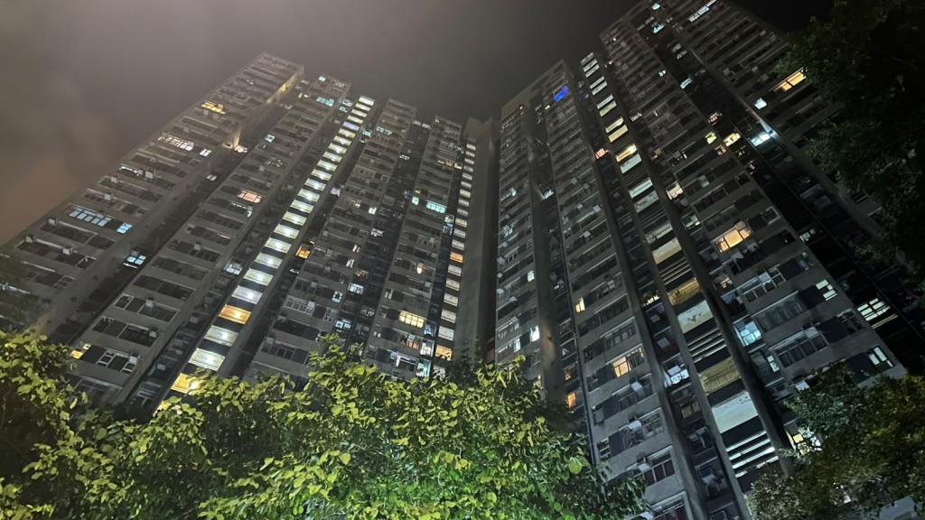 記者周五(16日)凌晨到訪博康邨視察,8幢大廈的升降機仍如常運作。蔡楚輝攝 記者周五(16日)凌晨到訪博康邨視察,8幢大廈的升降機仍如常運作。蔡楚輝攝