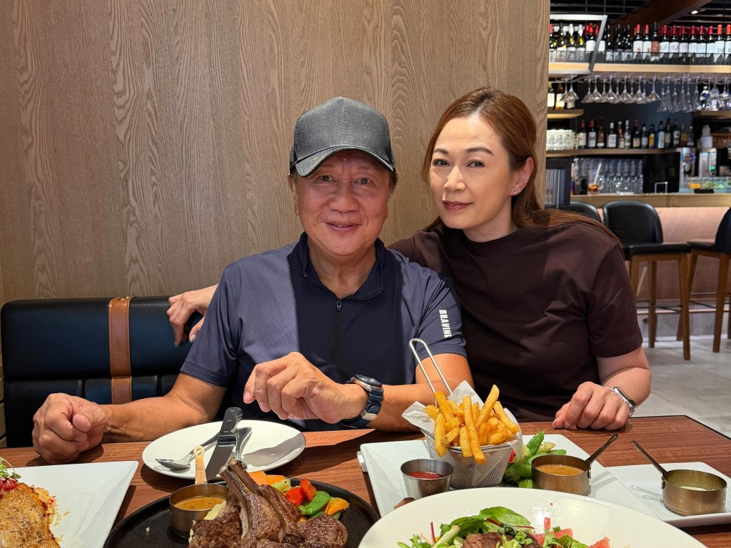 姚瑩瑩與郭鋒合照，足證多年來的深厚友誼。