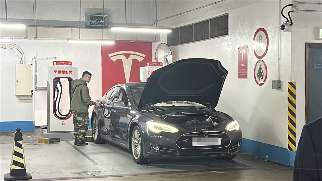 Tesla電動車冒煙。劉漢權攝