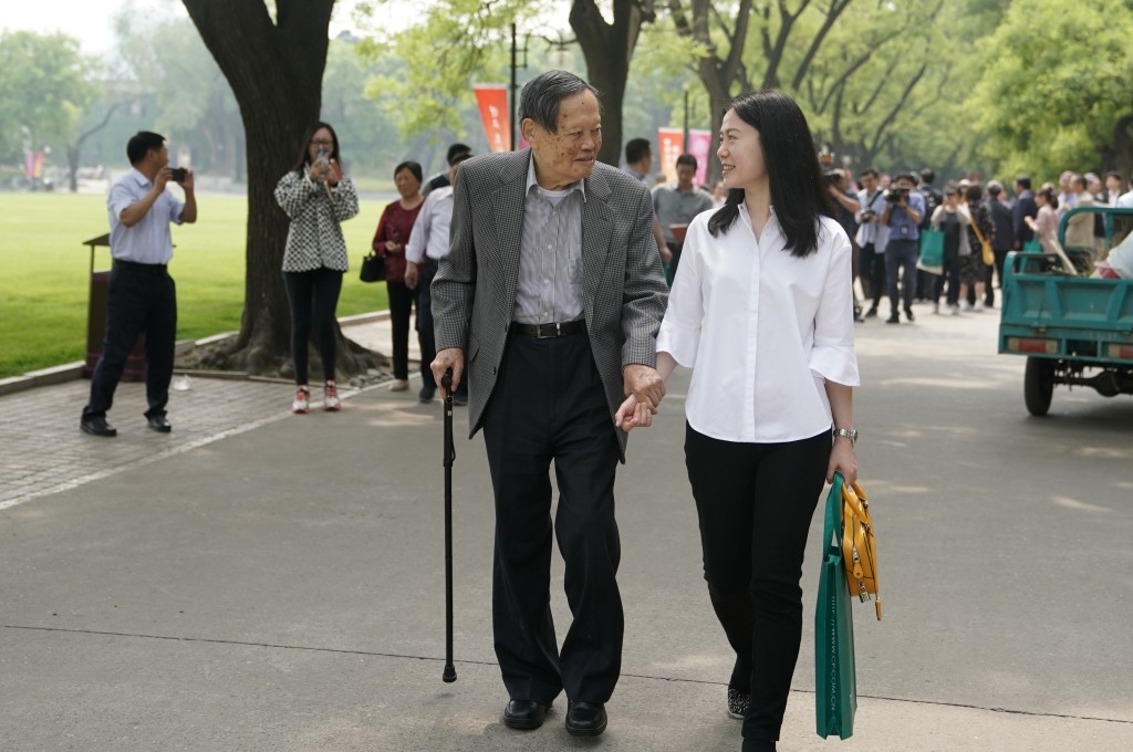 楊振寧與年紀相差54載的翁帆結婚,引起外界關注。中新社 楊振寧與年紀相差54載的翁帆結婚,引起外界關注。中新社