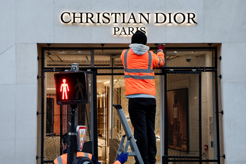 工人迅速修復Dior店舖門面。路透社