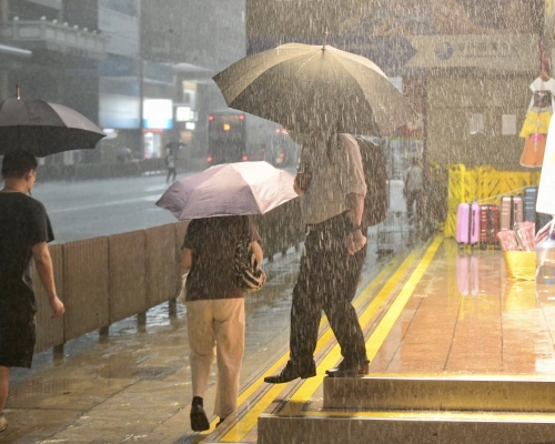 今早市區的雨勢非常大，市民外出都難免濕身。