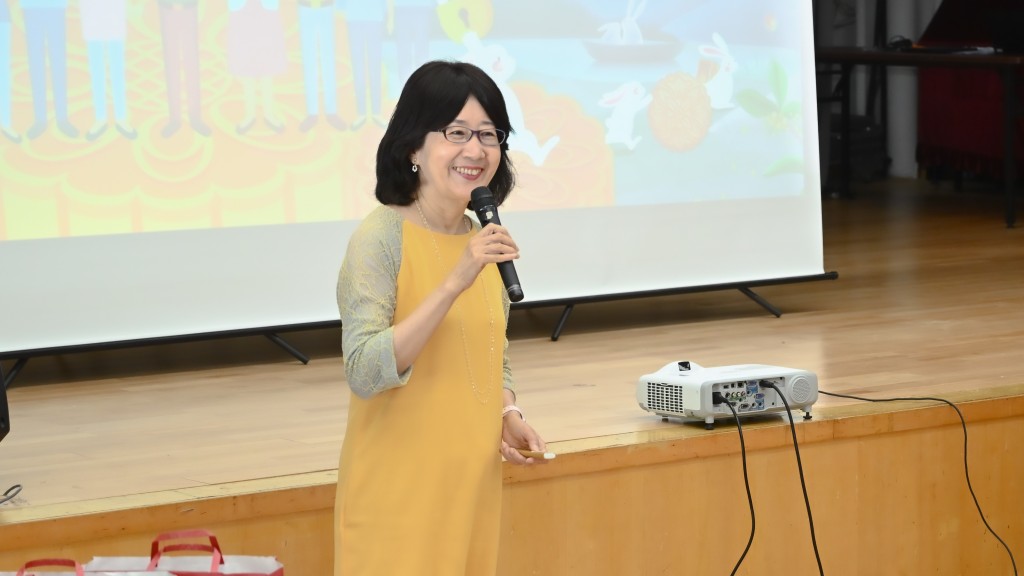 私隱專員鍾麗玲向長者分享最新防騙訊息，提醒他們提高警覺。私隱專員公署圖片