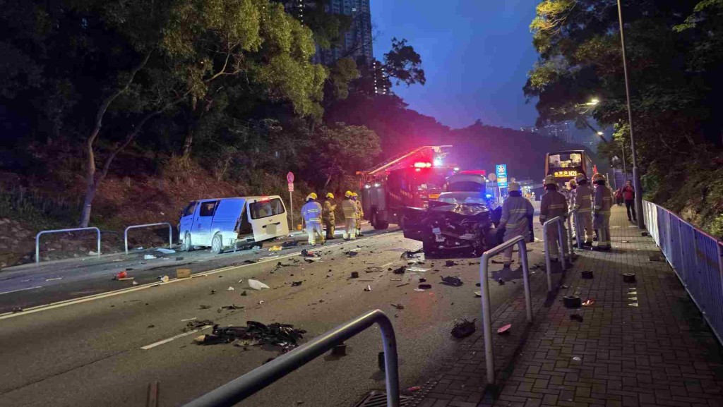 青衣西路私家車客貨車相撞 貨車司機一度被困 3人受傷送院。網上圖片
