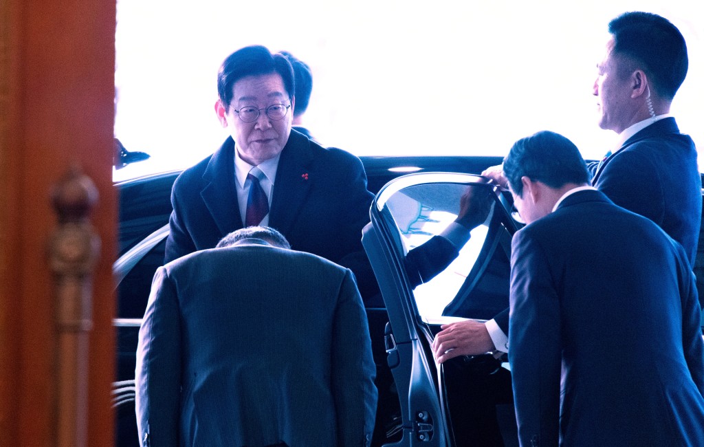 李在明坐車抵達青瓦台上班。美聯社 李在明坐車抵達青瓦台上班。美聯社