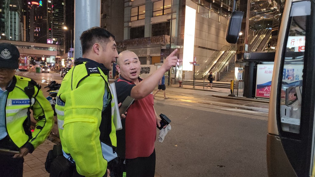 司機向警員講述事發經過。 司機向警員講述事發經過。
