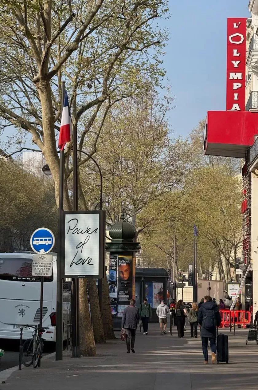 巴黎街头出现250张写有莎莲歌曲的广告。 巴黎街头出现250张写有莎莲歌曲的广告。