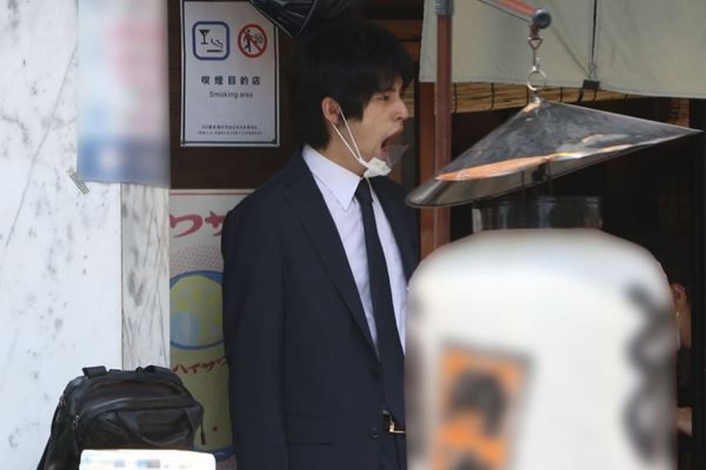 岡田健史公然打呵欠「放蚊」。