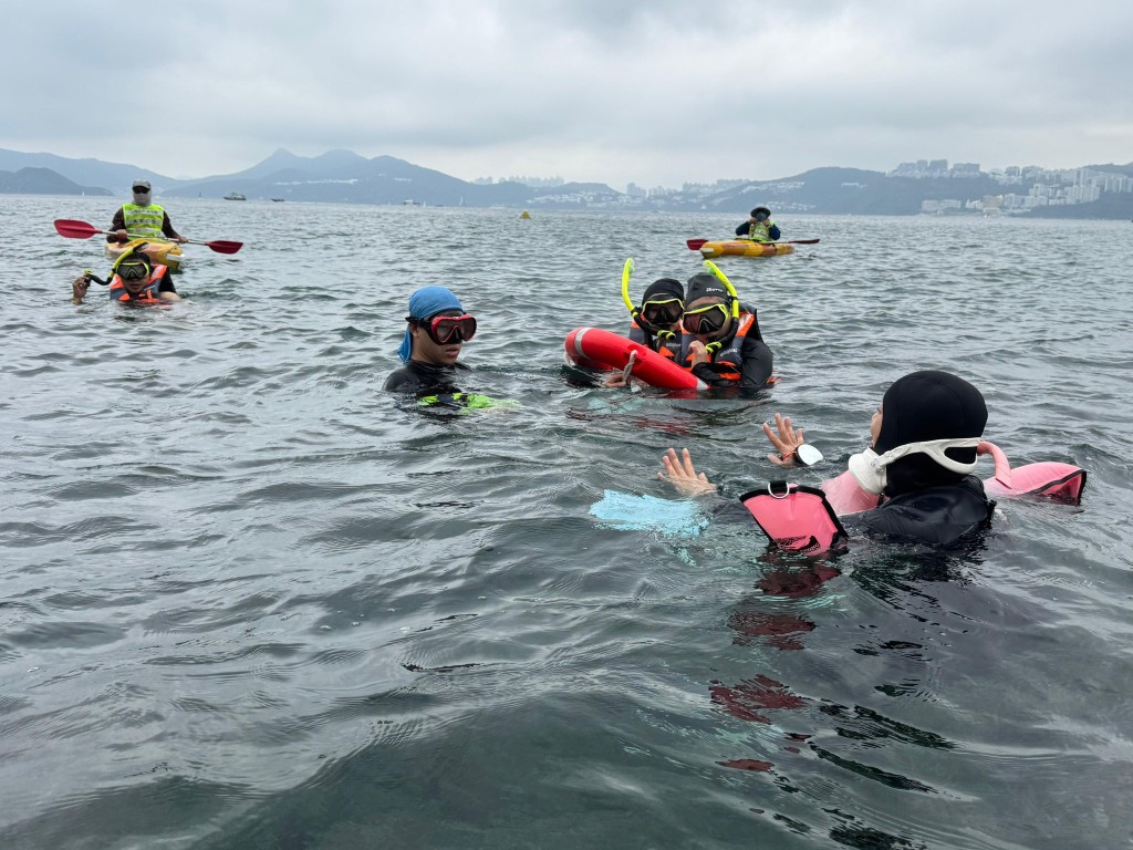 浮潛及獨木舟嚮導在水中巡邏，指導浮潛人士遵循「珊瑚友線路線」及浮潛守則。