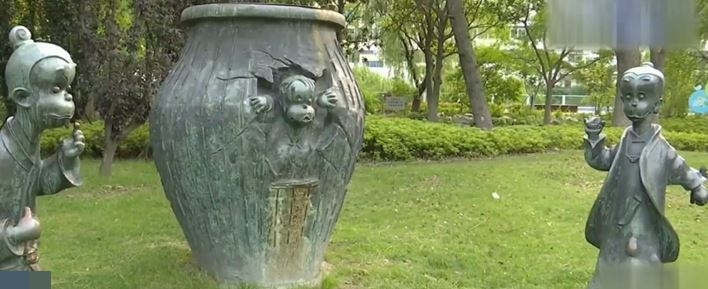 苏州公园的“司马光砸缸”雕塑。