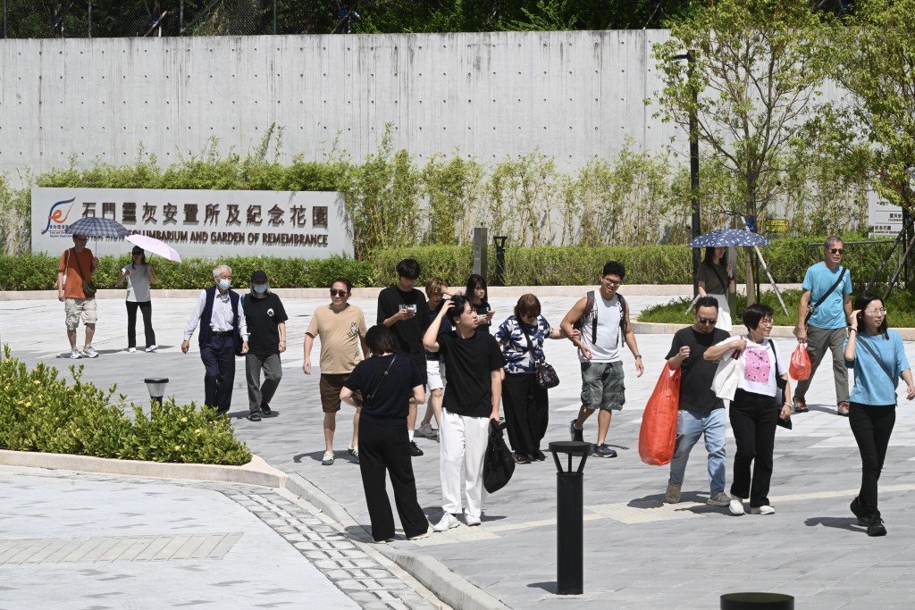 今早不少市民前往去年9月啟用的石門靈灰安置所及紀念花園拜祭先人。 今早不少市民前往去年9月啟用的石門靈灰安置所及紀念花園拜祭先人。