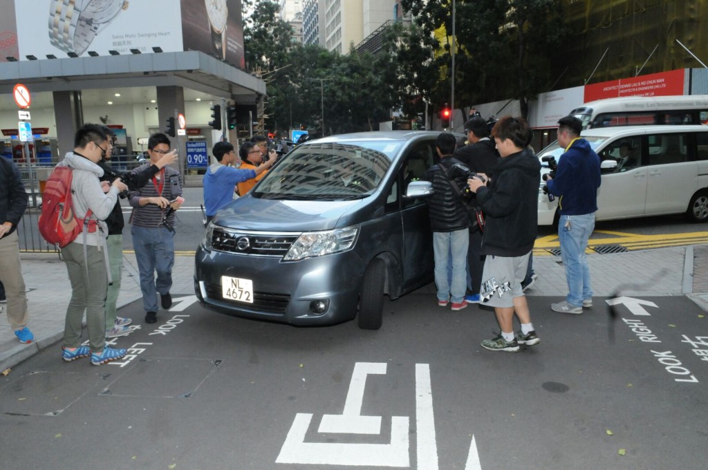 疑犯由警方有組織罪案及三合會調查科探員押返灣仔警察總部扣查。李子平攝