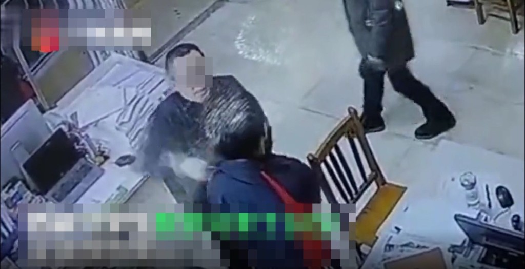 该名中学教师与学生爆发冲突。影片截图