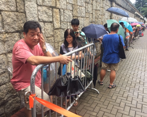 市民冒雨排隊等候。