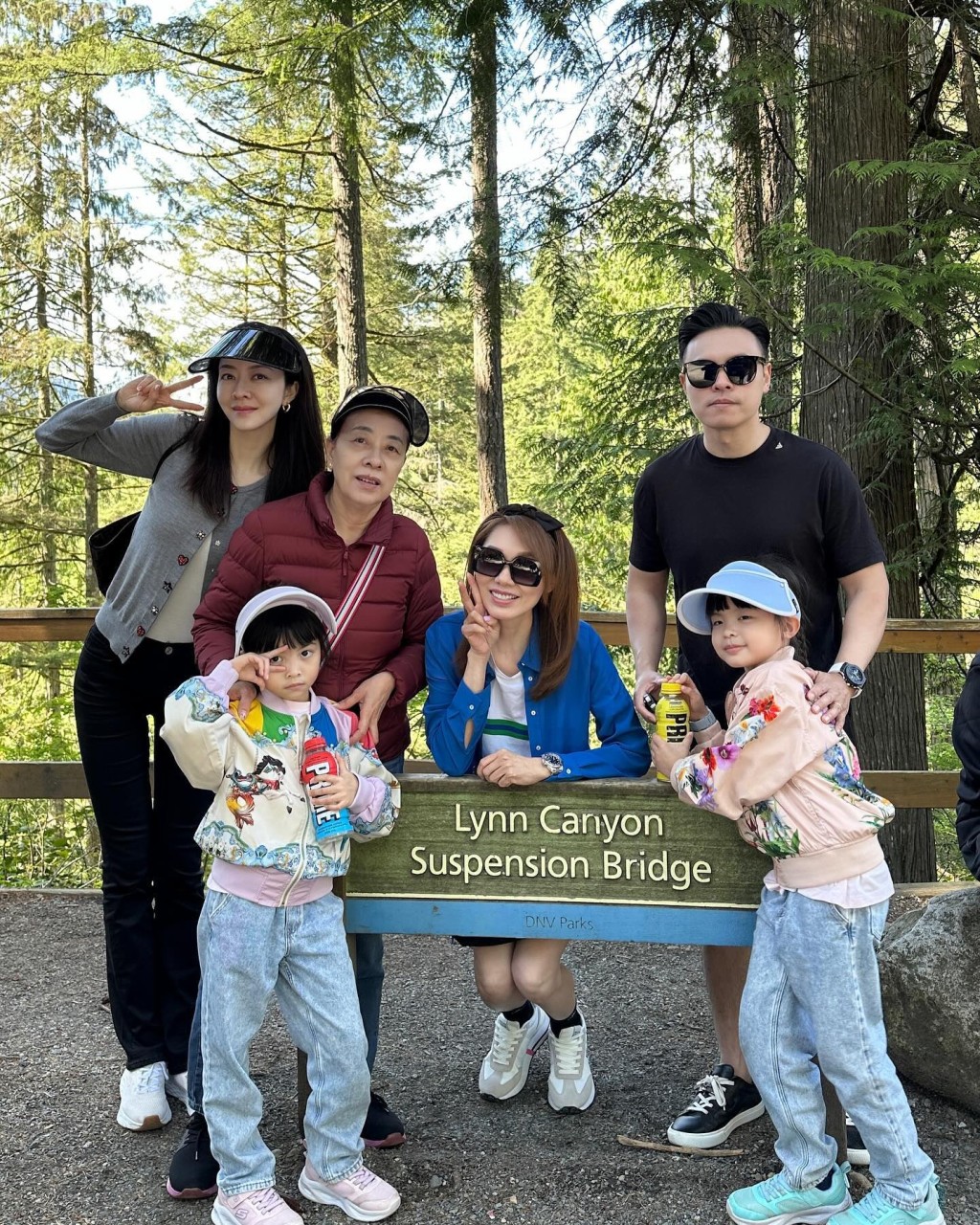 熊黛林三代同堂去加拿大旅行享受大自然，6岁妈女都遗传了妈咪的高䠷身材。