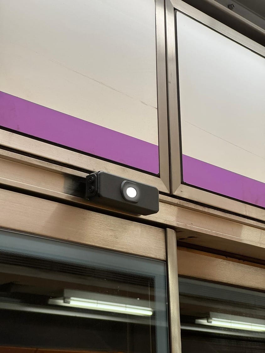 為照顧聽障人士的出行需要，港鐵已於27個轉車站月台安裝「關門提示 閃燈」，以閃燈提醒聽障乘客月台幕門及車門即將關上，進一步改善其乘車體驗。港鐵提供圖片