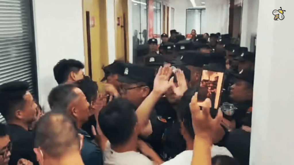網傳上千投資者臨沂樹拍示威,爆警民衝突。 網傳上千投資者臨沂樹拍示威,爆警民衝突。