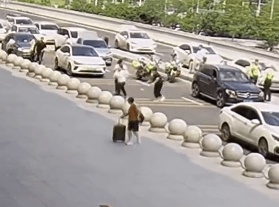 东莞警鸣笛开路 ，护送慈母赶高铁，见儿子最后一面。