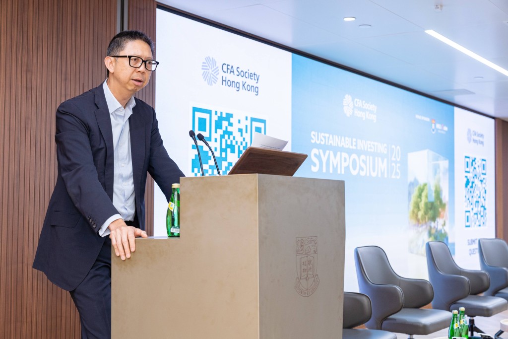 周冠英介紹了上市公司在氣候及ESG相關風險披露方面的監管架構演變以及在港交所上市的ESG主題投資產品。 周冠英介紹了上市公司在氣候及ESG相關風險披露方面的監管架構演變以及在港交所上市的ESG主題投資產品。