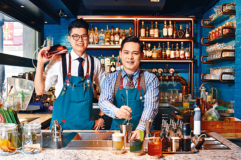 调酒师Shane Siu（左）与Matthew（右）认为，鸡尾酒除带来味觉与视觉享受，也能融入生活艺术，变成一门学问。