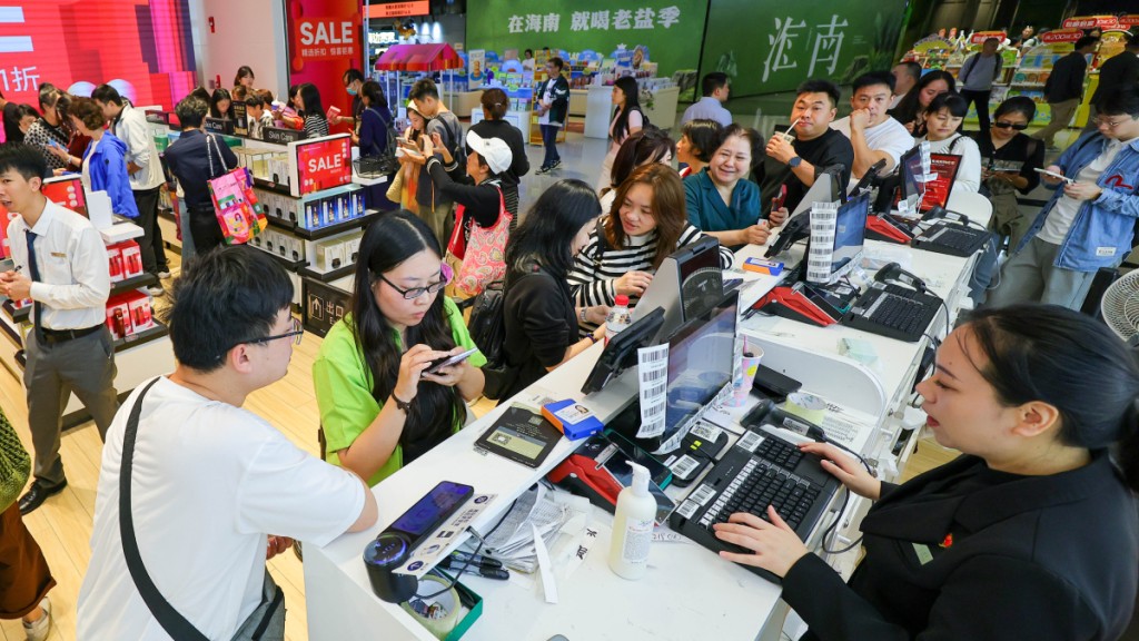 海南自貿港正式啟動全島封關，激發離島免稅市場消費熱潮。中新社